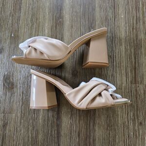 DKNY Silas Chain Sandal Nappa PU Faux Leather In Lt Taupe (Tan) Women's Size 8